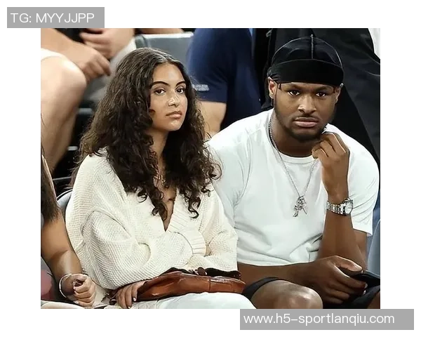 三球调侃布朗尼身材健壮引发热议网友纷纷点赞幽默互动不断